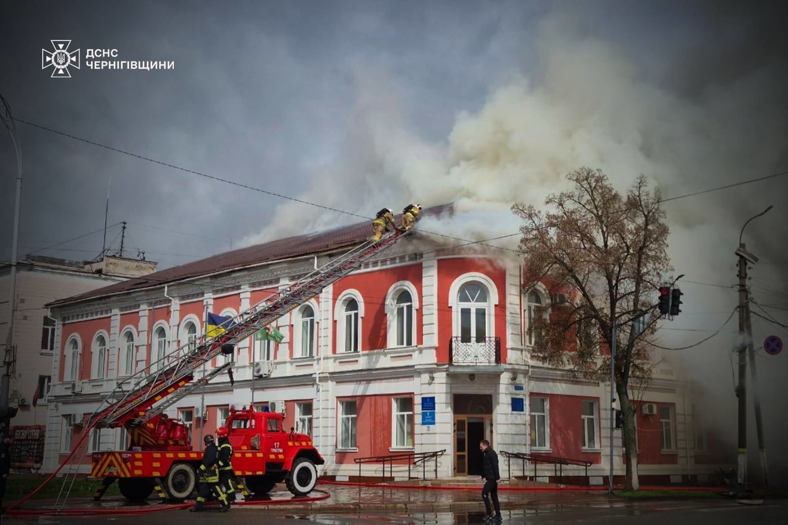 Оккупанты атаковали БПЛА Черниговщину и Херсон: горели здания горсовета и налоговой