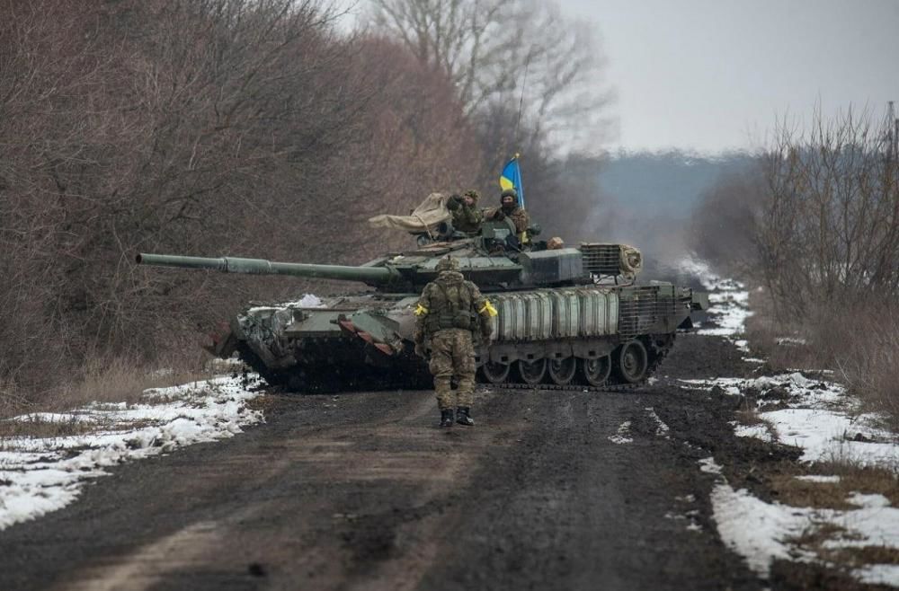 Россияне вывесили свой флаг на окраине Бахмута – танкисты ВСУ ответили точным залпом, видео