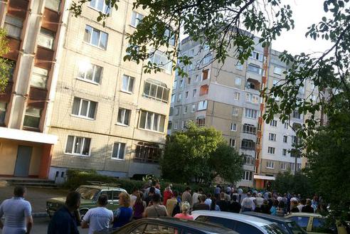 Террористы захватили заложников в многоэтажном доме Львова. Подробности спасательной спецоперации