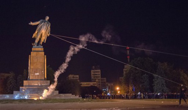 Харьковский суд признал снесение памятника Ленину незаконным