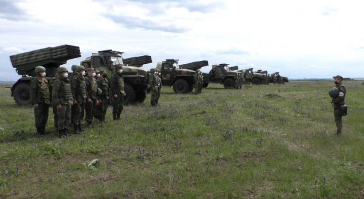Боевики "ДНР" вывели на учения тяжелые передвижные орудия, - кадры с полигона