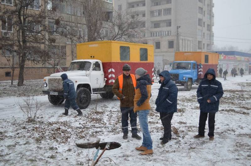 В Николаеве пьяный коммунальщик в ответ на замечаение ударил прохожего лопатой - кадры