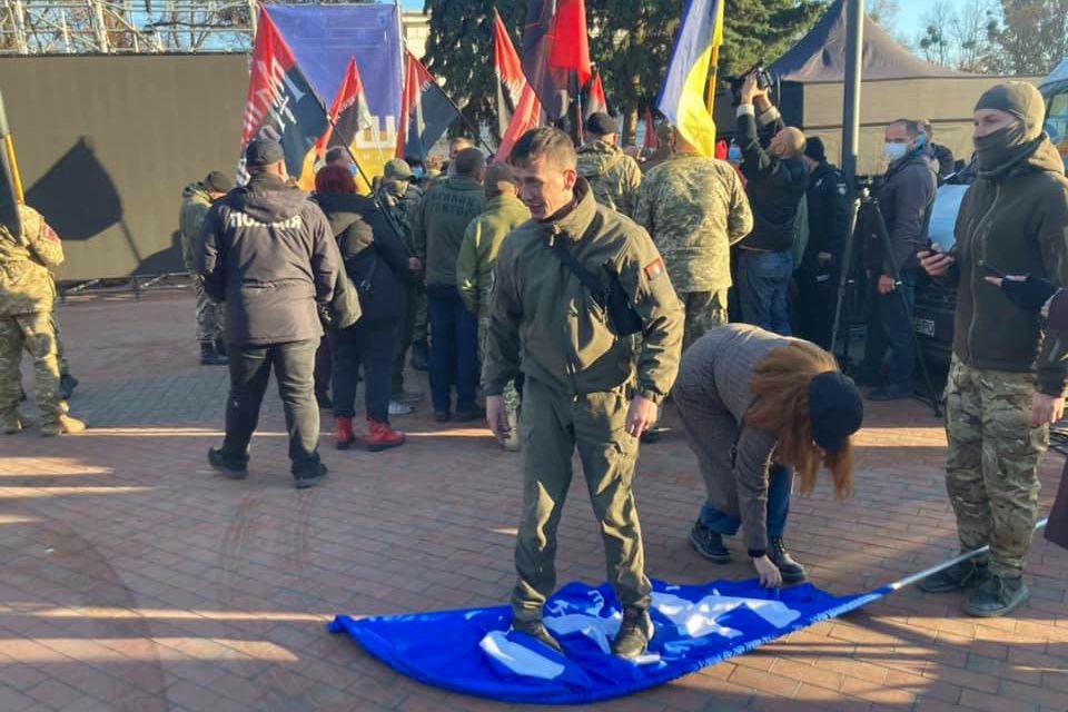 В Сумах "Правый сектор" разогнал журналистов телеканала "НАШ" Мураева: "Это наша земля"