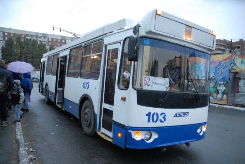 В Луганске снарядами повреждено 5 троллейбусов