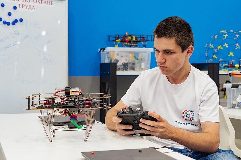 В России школы превращают в военные лицеи: из детей делают операторов дронов