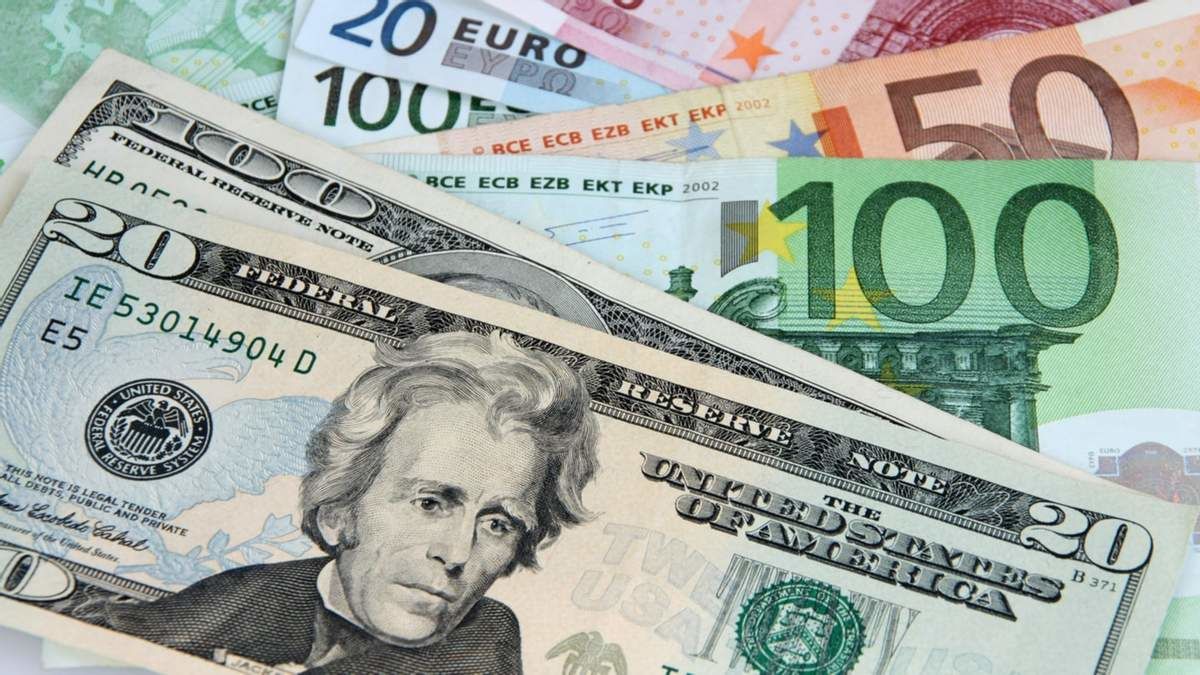 Российские банки ввозят евро и доллары десятками тонн: к чему готовится Кремль