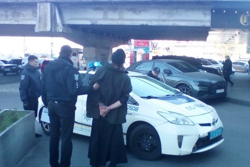 ​В Днепре арестовали священнослужителя за георгиевскую ленту - инцидент попал на видео
