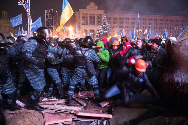 "На Майдане озверевшая толпа распяла на воротах молодого парня-"беркутовца" - журналисты из Донецка "взорвали" соцсети воспоминанием о фашистах на Майдане