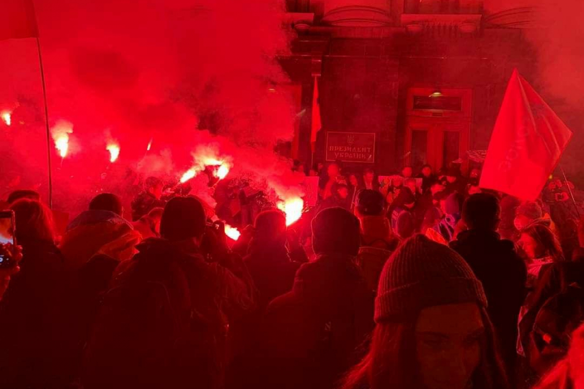 ​Сотни украинцев идут к Зеленскому протестовать против сделки Ермака-Козака: появилось видео