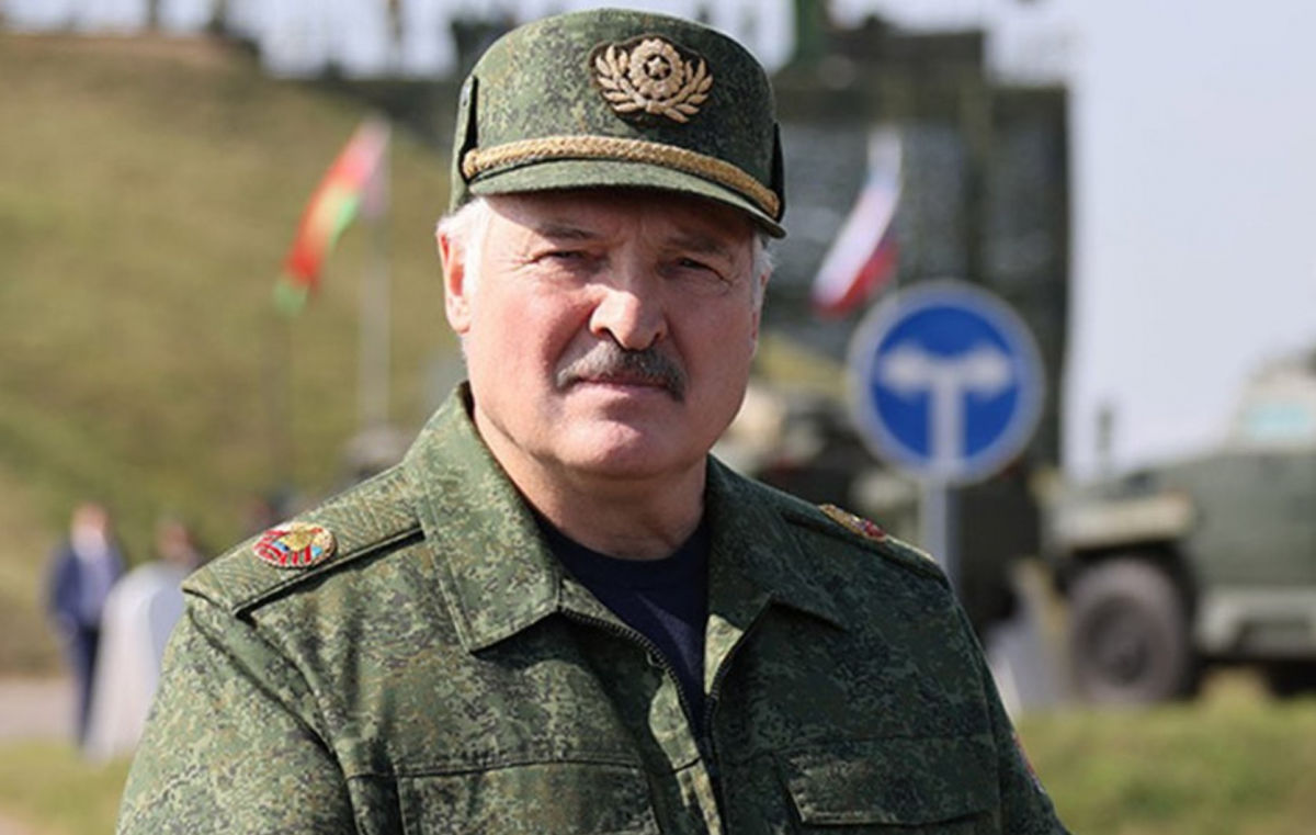 Лукашенко внезапно приказал проверить боеготовность армии Беларуси после визита главы ЦРУ в Москву