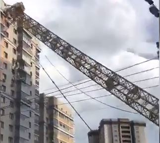 "Мамочка, смотри, он падает, падает": ураган в России повалил башенный кран прямо на многоэтажку – видео ЧП