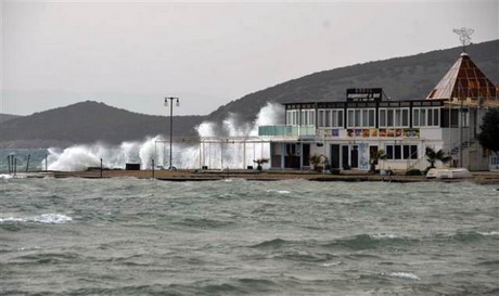 В Турции мощный шторм парализовал работу аэропорта и ж/д вокзалов