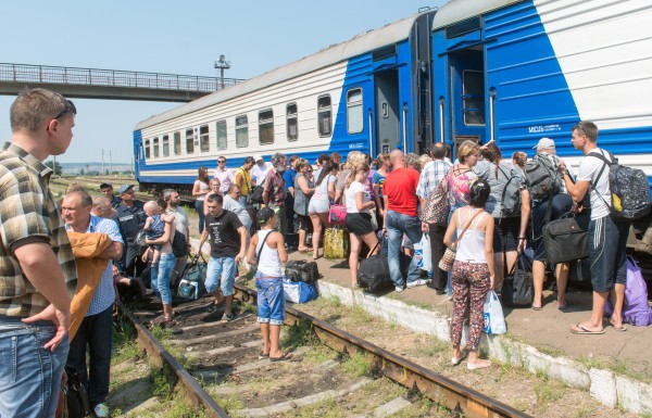 Поезд "Киев-Луганск" прибывает в конечные пункты с большим трудом