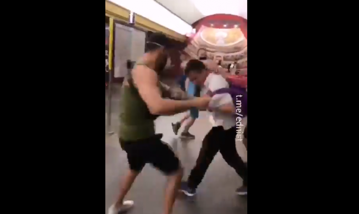 Националисты в ответ на нападение побили сторонников Шария в Киеве: опубликовано видео драки в метро
