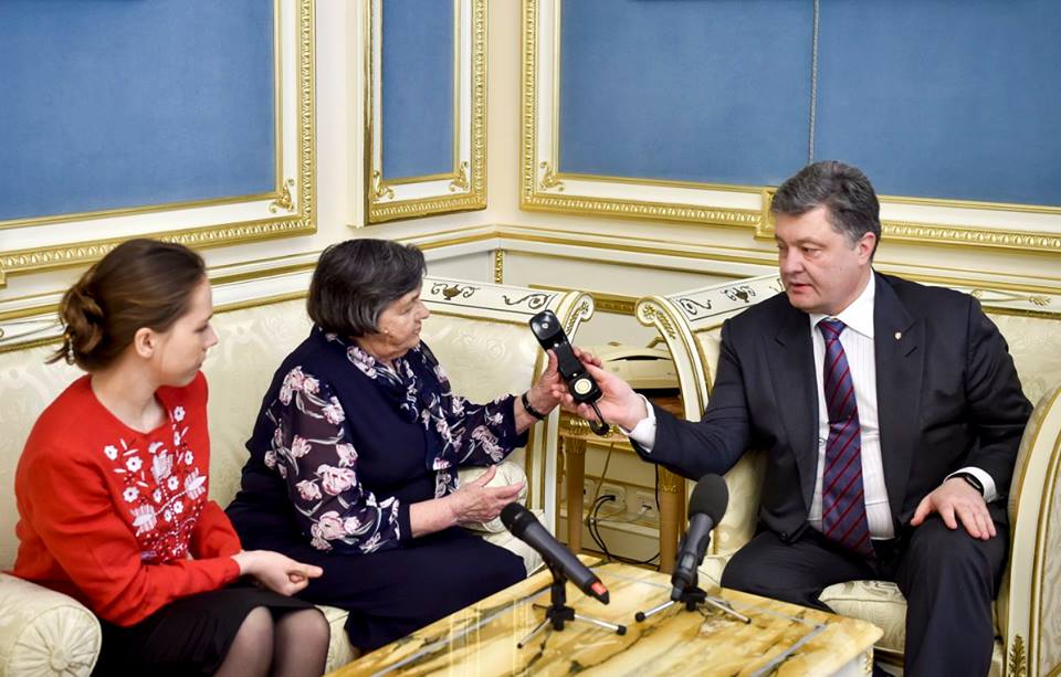 Мы сделаем все, чтобы тебя освободить, ты стала символом Украины! Порошенко вместе с матерью Савченко по телефону пообщались с украинской летчицей.