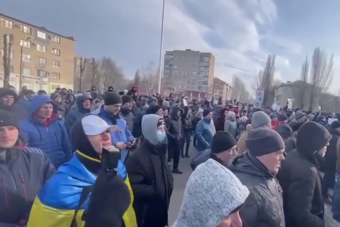 ​В Мелитополе тысячи вышли против российских оккупантов после похищения мэра Федорова