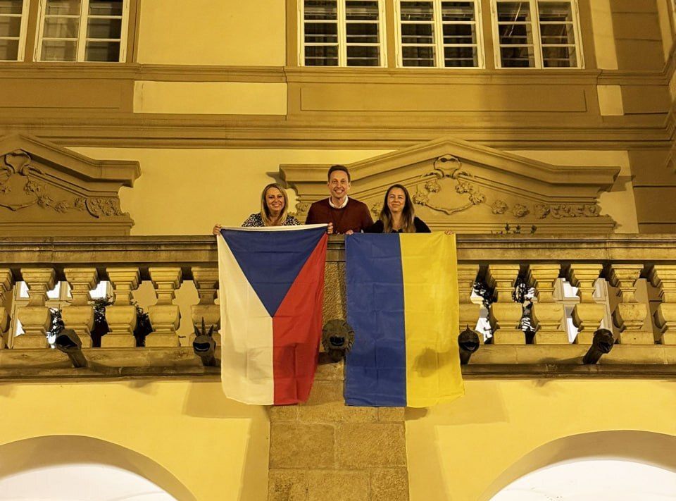 "Исправить поступок Окамуры", – на здании Парламента Чехии появилось сразу три украинских флага