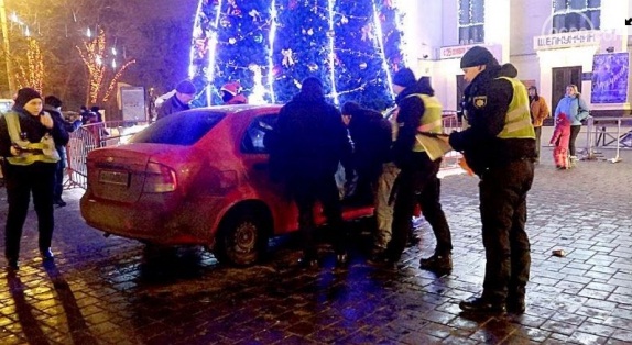 Громкое ДТП в Мариуполе: полицейский протаранил городскую елку, и влетел в ограждение площади на глазах множества очевидцев