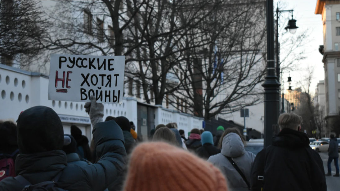 ​Антивоенные протесты в России продолжаются четвертый день: в Сети выложили кадры