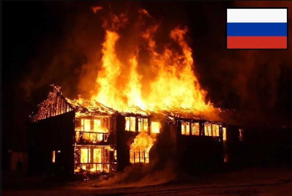 "Машины взрываются, сваливаем!" – российские МЧСники бегут от огня, лесные пожары двигаются к Москве
