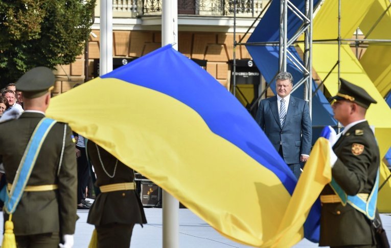 Российских оккупантов корчит от украинского флага, как черта от ладана: президент Порошенко в День государственного знамени разразился гневным спичем в адрес Москвы - кадры