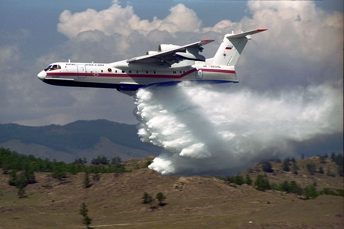 Столкновение "Бе-200" со скалой в Турции: в Сеть попали кадры горящего после падения самолета ВС РФ