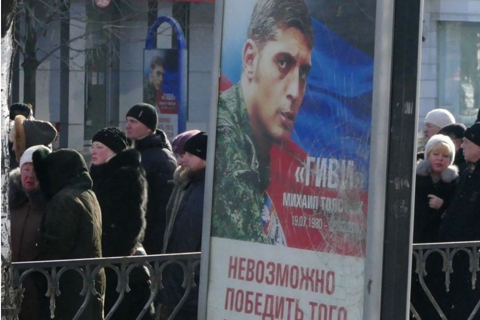 Нещадная "народная любовь" псевдореспублики: как в оккупированом Донецке "почтили" память одиозного террориста Гиви - фото