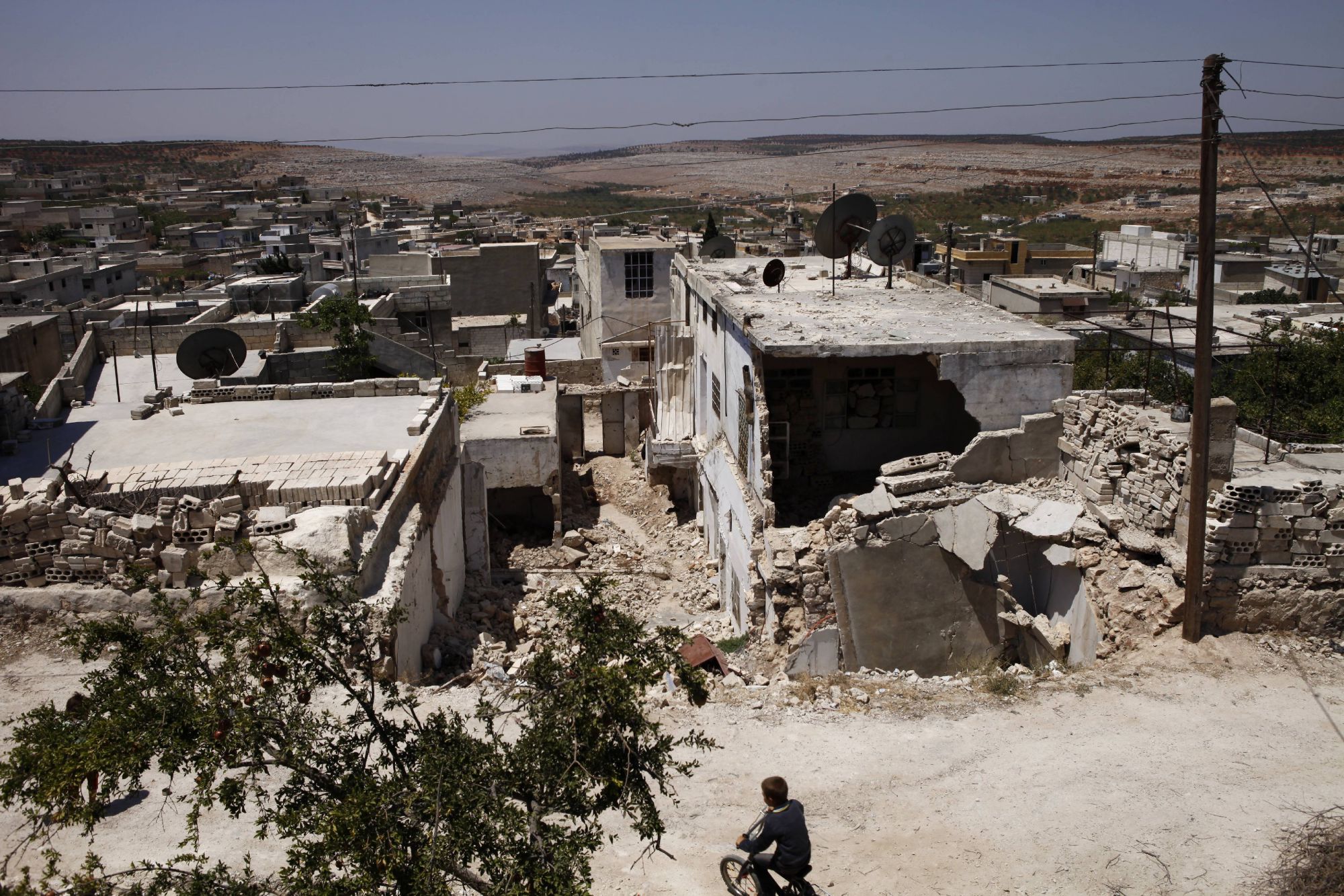 Российская авиация разбомбила больницу и гуманитарный центр в городе, занимаемом повстанцами