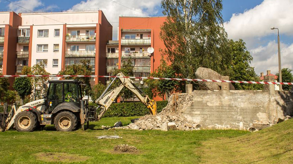 В латвийском Лимбажи с разрешения властей и при поддержке националистов снесен последний памятник советским морякам 