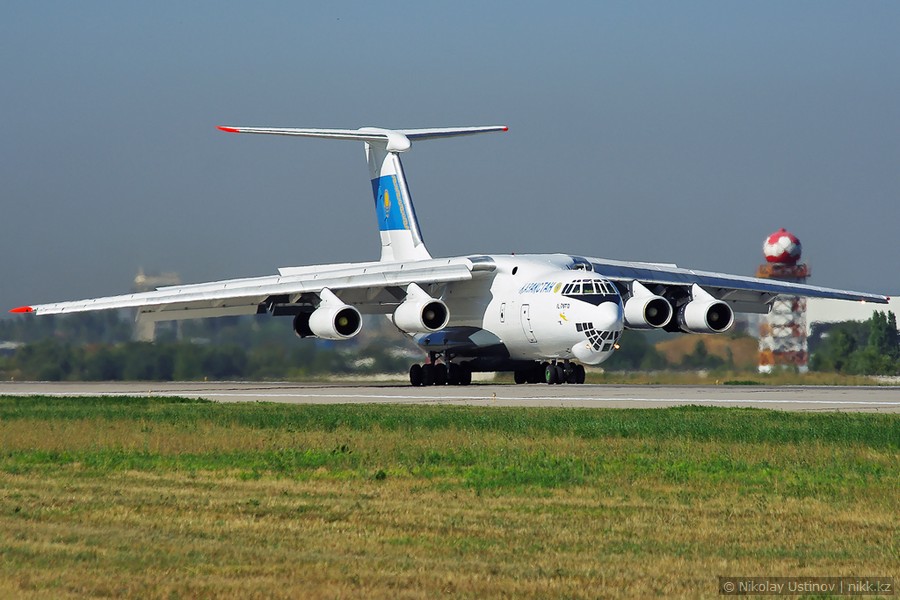 В Актобе направляется подкрепление: из Астаны вылетел самолет Ил-76 с военными на борту