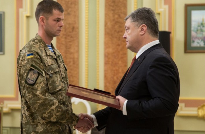 За исключительное мужество и самопожертвование: Порошенко присвоил звание "Герой Украины" трем бойцам АТО - Ткачуку, Лавренко, Гарматию