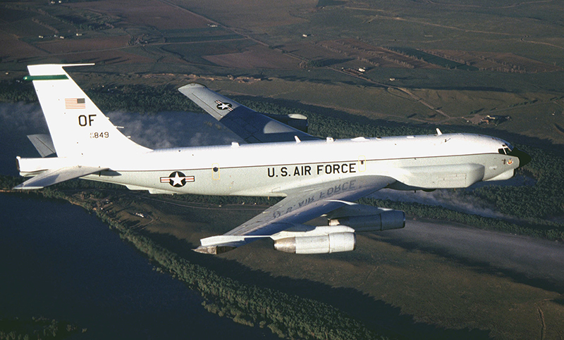 США и НАТО берут Россию в кольцо: у восточных границ с разведывательной миссией обнаружен самолет RC-135