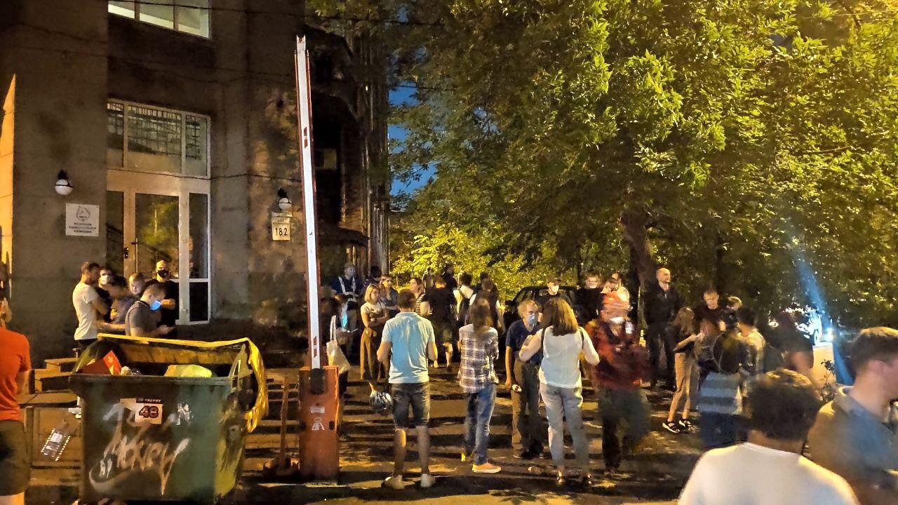 Стерненко и сотни активистов пришли к дому Венедиктовой: Генпрокурор не взяла трубку, они идут к президенту