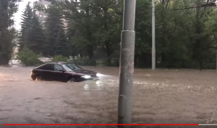 Затопило улицы и огороды, люди по колено в воде: в Сети показали мощный потоп в оккупированной Макеевке