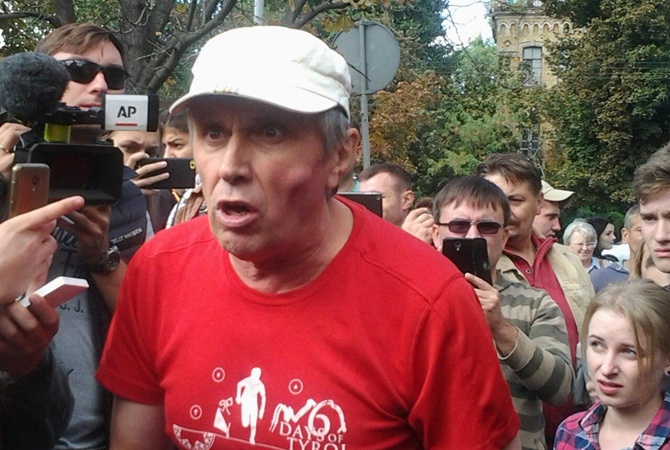 В Киеве митингующие избили украинца за то, что его жена россиянка пришла голосовать в российское посольство