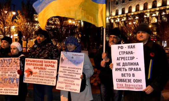 В российских городах прошли одиночные пикеты в поддержку крымскотатарского народа - кадры