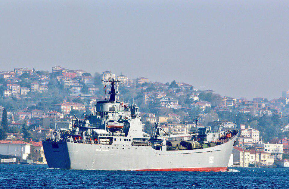 ​Сирию ждет серьезное столкновение: РФ отправила в Тартус десантный корабль и паром, груженые доверху военной техникой, - подробности и кадры