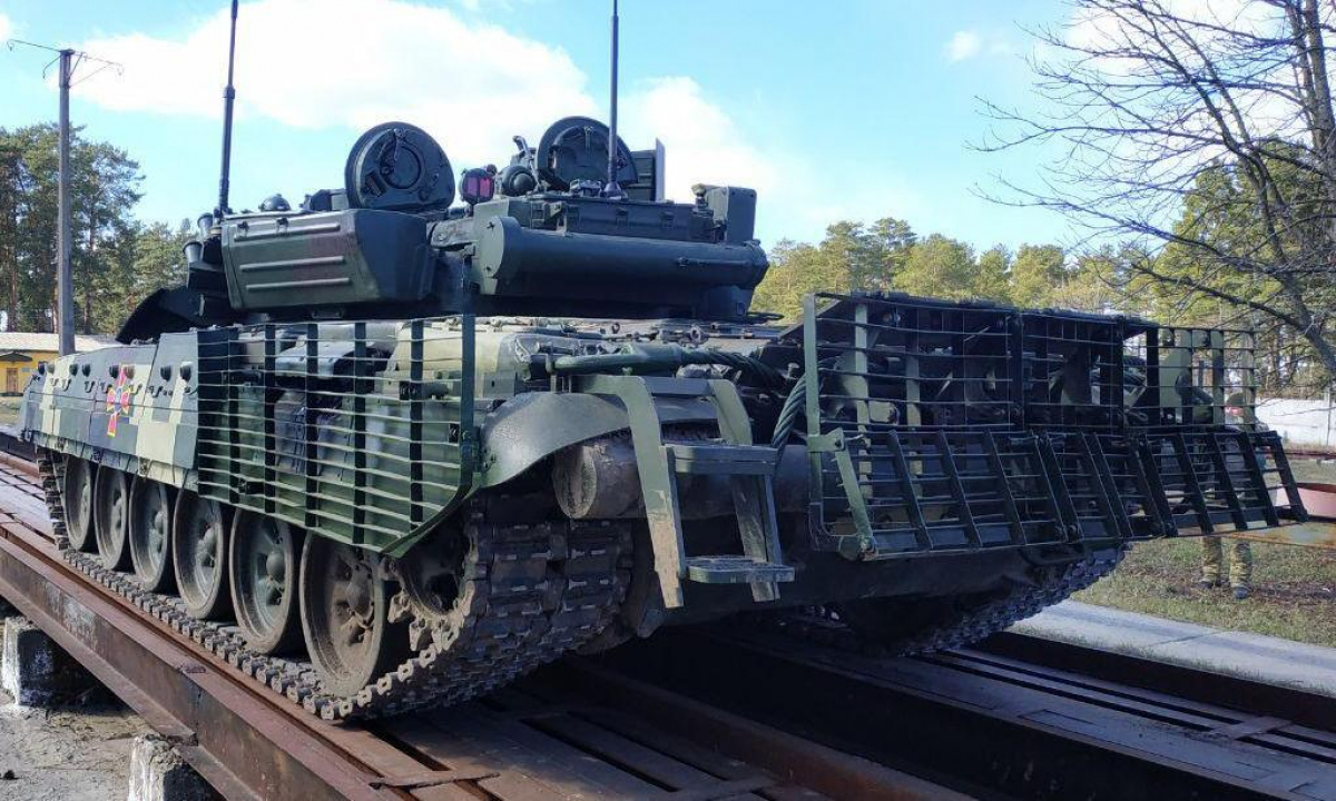 ВСУ готовят современные мощные танки: на полигоне "Десна" проводят испытания модернизированного Т-72, кадры