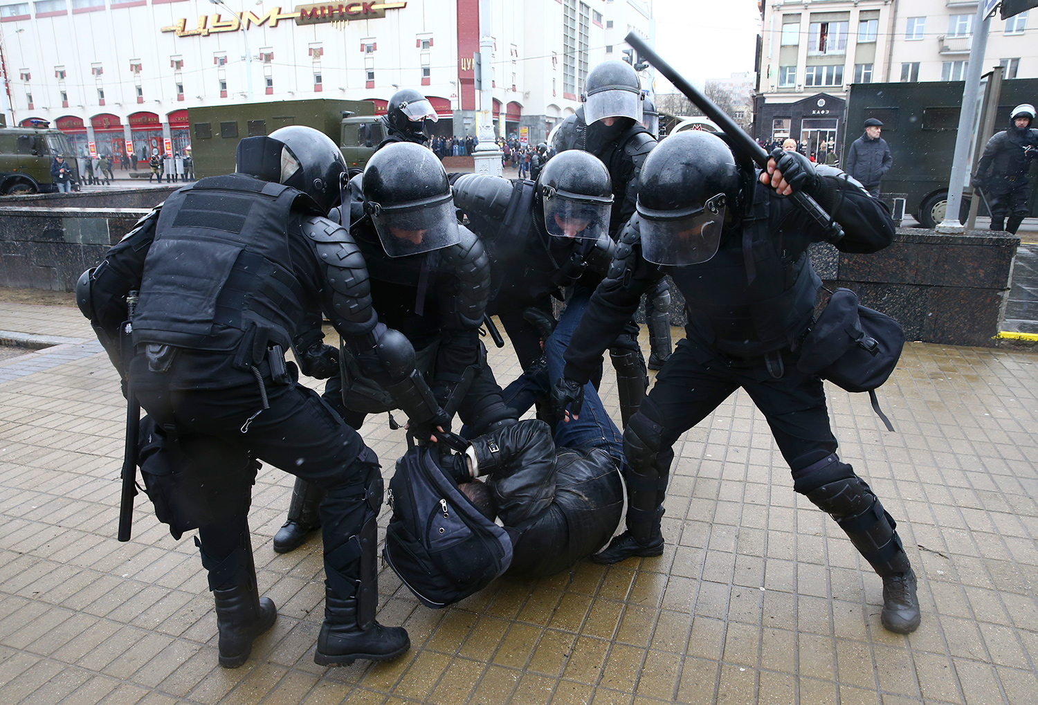 "Уходите, сегодня будет больно", – силовики в Минске участникам акции протеста