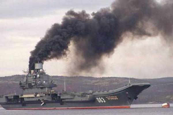 В США назвали коптящий российский авианосец "Адмирал Кузнецов" худшим в истории: россияне в соцсетях возмущены