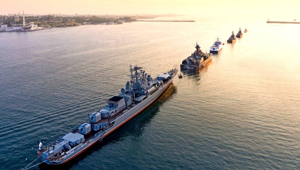 Обстановка у берегов Сирии накалена до предела: Россия готовится к столкновению с США и выстраивает свои корабли в боевые колонны