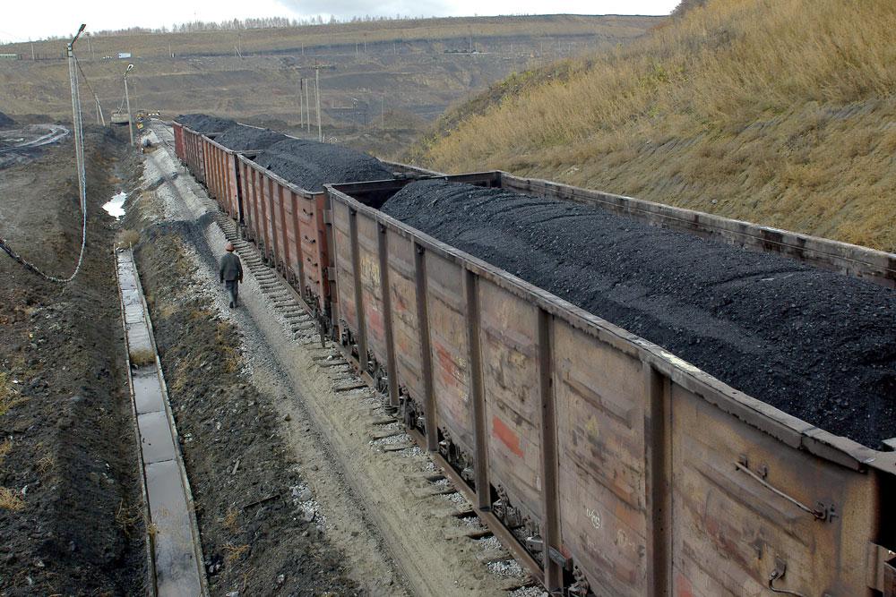 ​Стало известно, сколько всего угля вывезла Россия с оккупированной территории Донбасса, а также названо имя главного заказчика