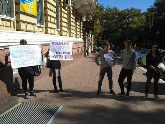 В Одессе разъехавшихся по домам пикетчиков догнали и избили неизвестные