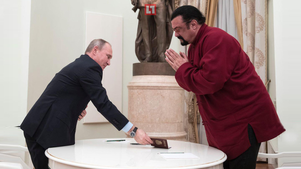Россияне и украинцы не могут отойти от смеха: на фото маленький Путин, вручая паспорт огромному актеру Сигалу, крадется, ожидая удара