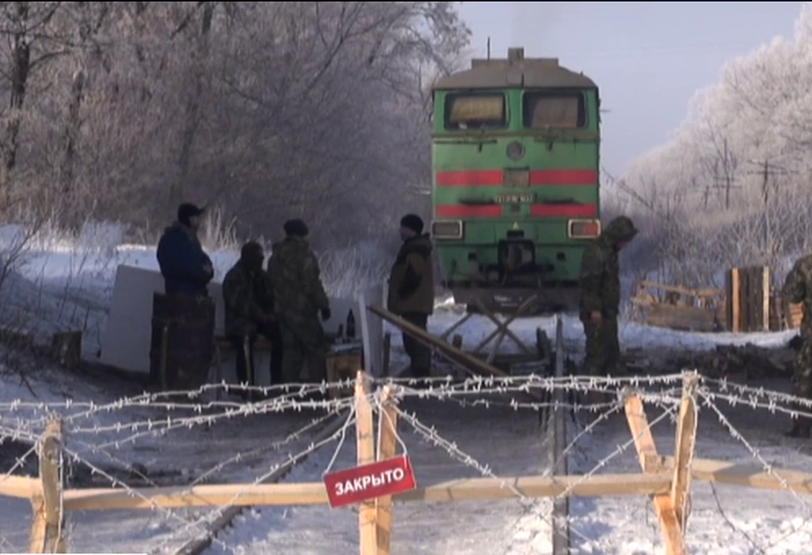 Участники блокады Донбасса предупреждают, что намерены перекрыть еще несколько железнодорожных веток: террористы "ЛНР" и "ДНР" должны выполнить наши требования - опубликованы кадры
