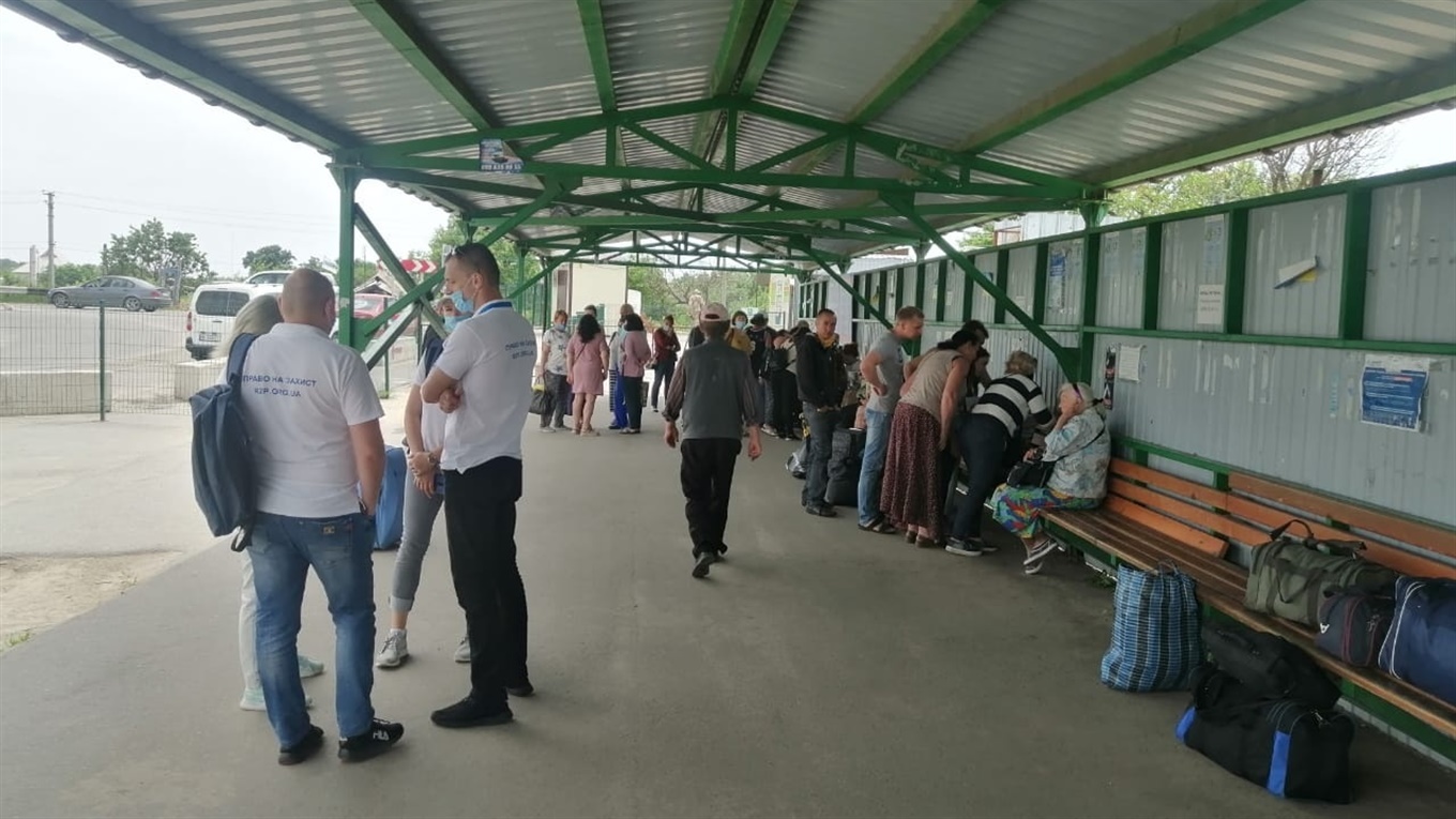 КПВВ "Станица Луганская" запустилась: пограничники пояснили, как боевики пропускают людей