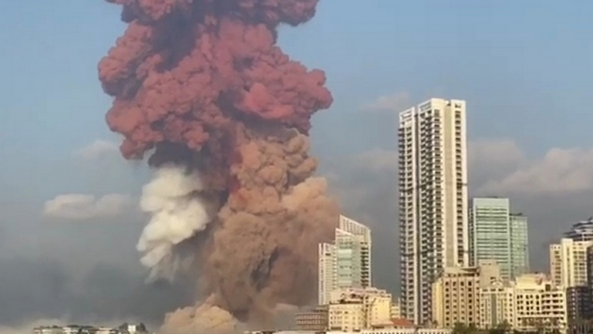 В Сети показали видео пламенного неба после взрыва в Бейруте