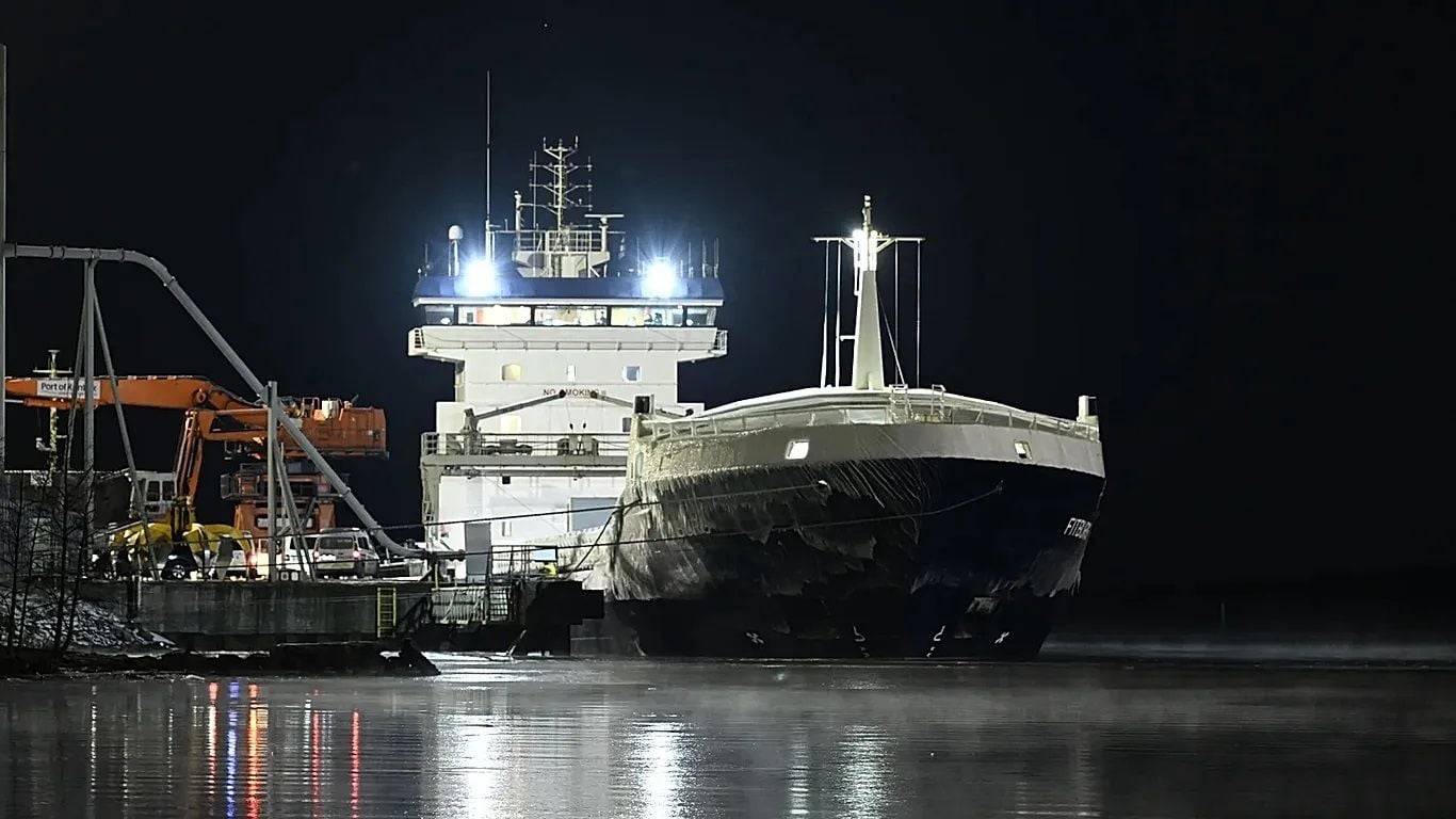 Сухогруз РФ Fitburg после повреждения кабеля Elisa не успел сбежать из Финского залива и был задержан