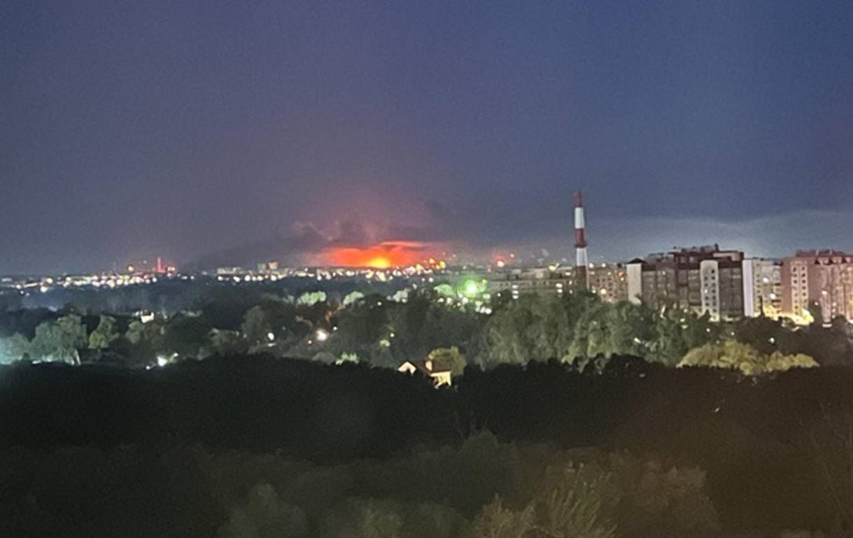 В российской Самаре мощно горит НПЗ после атаки дронов – в Сети показали видео