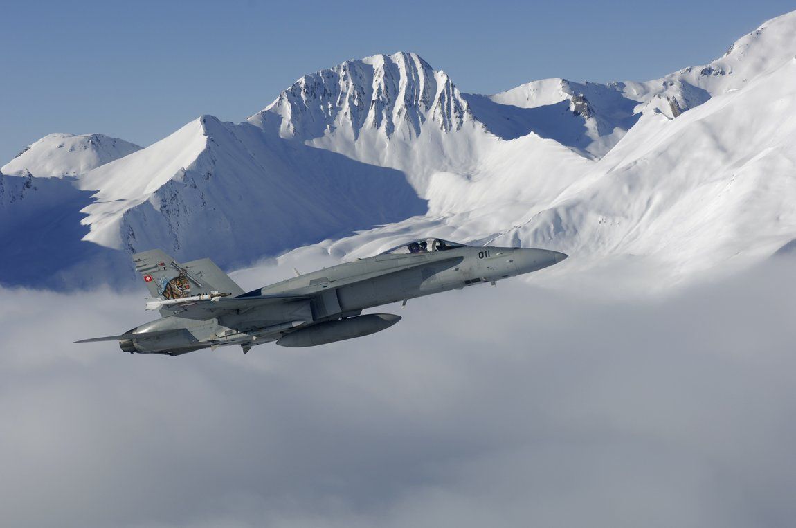 Самолет ВВС Швейцарии пропал в районе Альп: на поиски отправлена команда спасателей, судьба пилота неизвестна